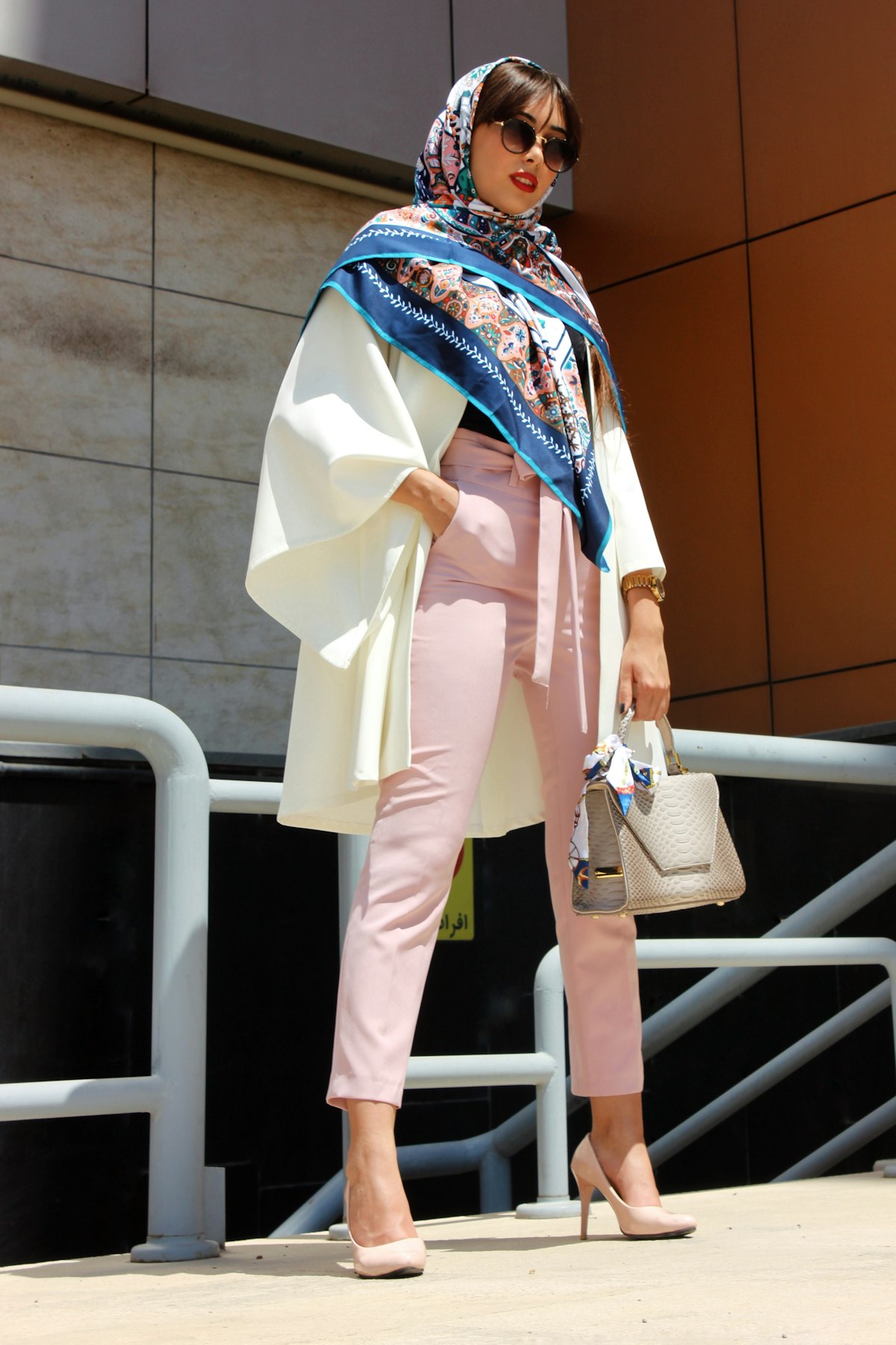 Look do ateliê: capa clara, calça fluida, echarpe e bolsa
